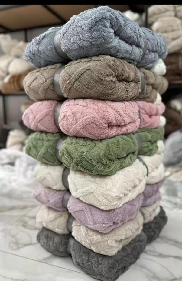 Coral Plush Blanket, Thickened Winter Sofa Cover Blanket, Warm and Soft Plush. Suitable for Bed, Sofa, Chair, Autumn, Winter and Spring